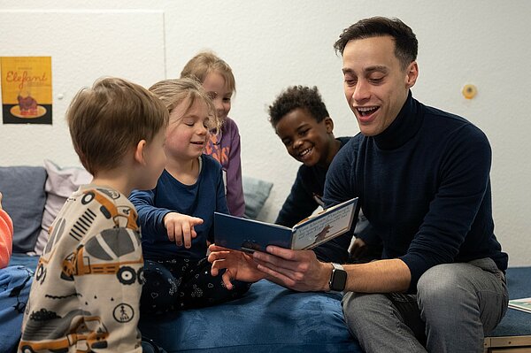 Tim Achtermeyer MdL liest in KiTa St. Ignatius vor