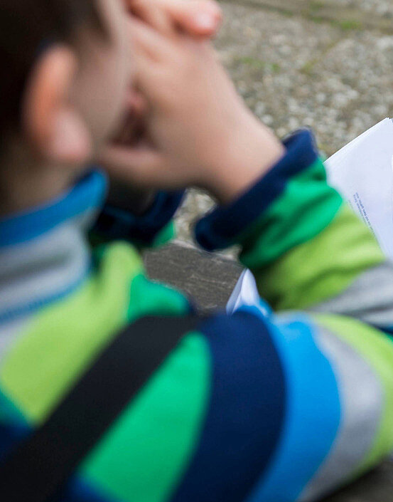 Kind betet auf Familienwallfahrt