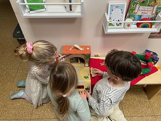Kinder spielen am Herzensort