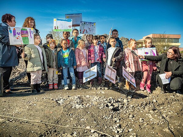 Die Kinder haben auf Plakaten ihre Wünsche für die zukünftige KiTa visualisiert.
