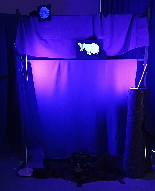 Schwarzlichttheater