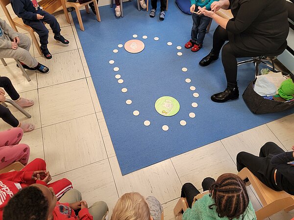 Die Kinder entdecken spielerisch das Thema Mundhygiene