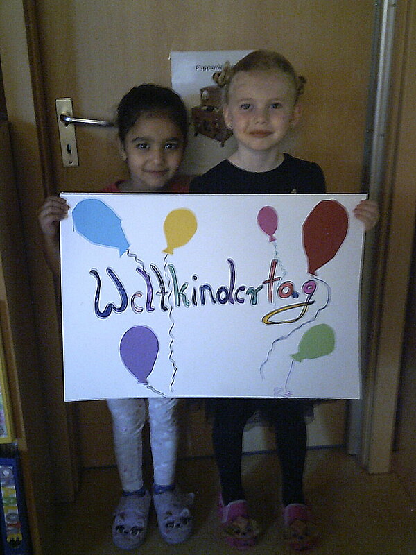Kinder halten Schild hoch