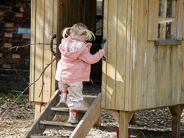 Mädchen klettert in Bauwagen