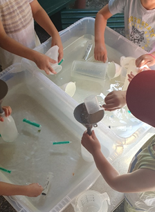 Kinder experimentieren mit Wasser
