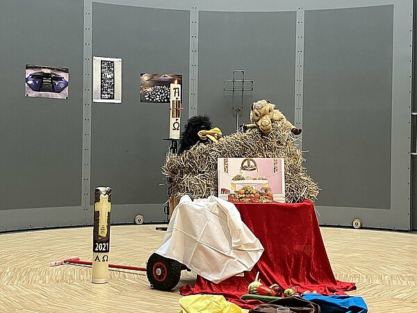 Geschmückte Bühne mit Rabe und Kamel