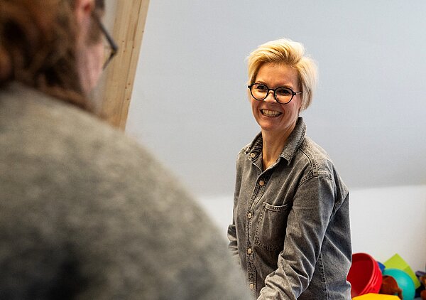 Gespräch zwischen zwei Erwachsenen