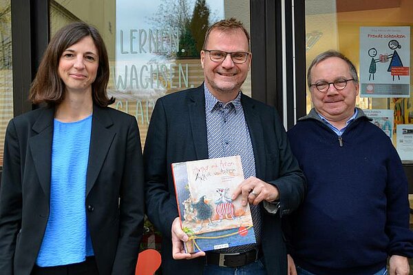 v.l. Geschäftsführerin Verena kleine Holthaus_Sozialdezernent Ralph Kalveram_KiTa-Leiter Michael Wichert