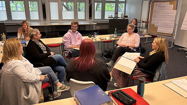 Fachkräfte bei Fallbesprechung im Stuhlkreis