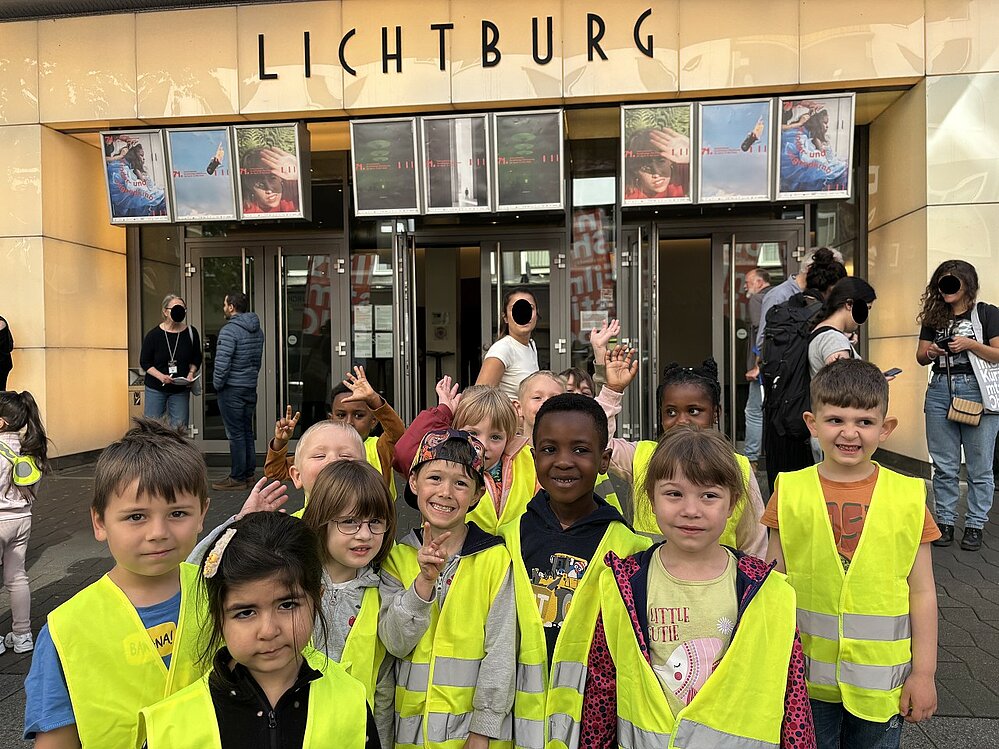 Gruppenfoto vor dem Kino