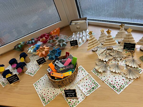 Kinder sitzen vor Geschenken