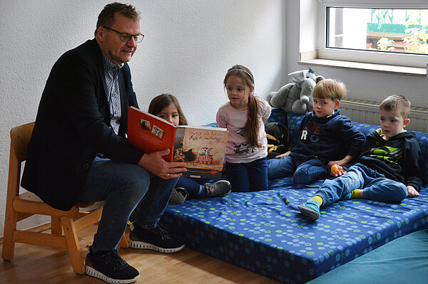 Ralph Kalveram liest den Kindern das Buch Arthur und Anton vor