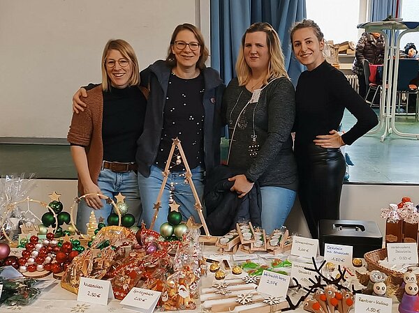 Familien helfen beim Adventsbasar