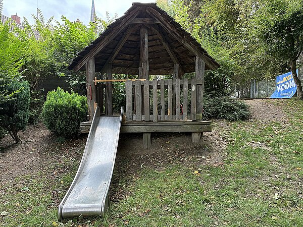Häuschen mit neuer Rutsche für U3-Kinder