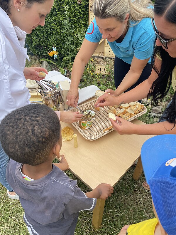 Kinder probieren Honig