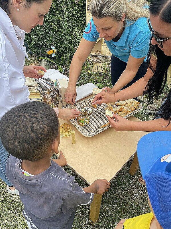 Kinder probieren Honig