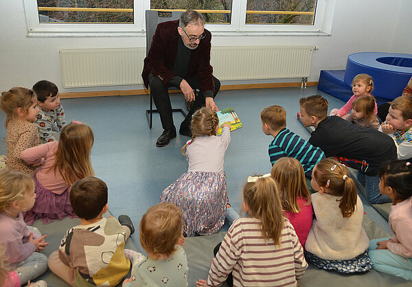 Muchtar Al Ghusain liest Kinderbuch vor