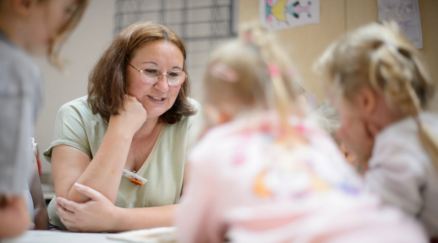 Erzieherin liest Kindern etwas vor
