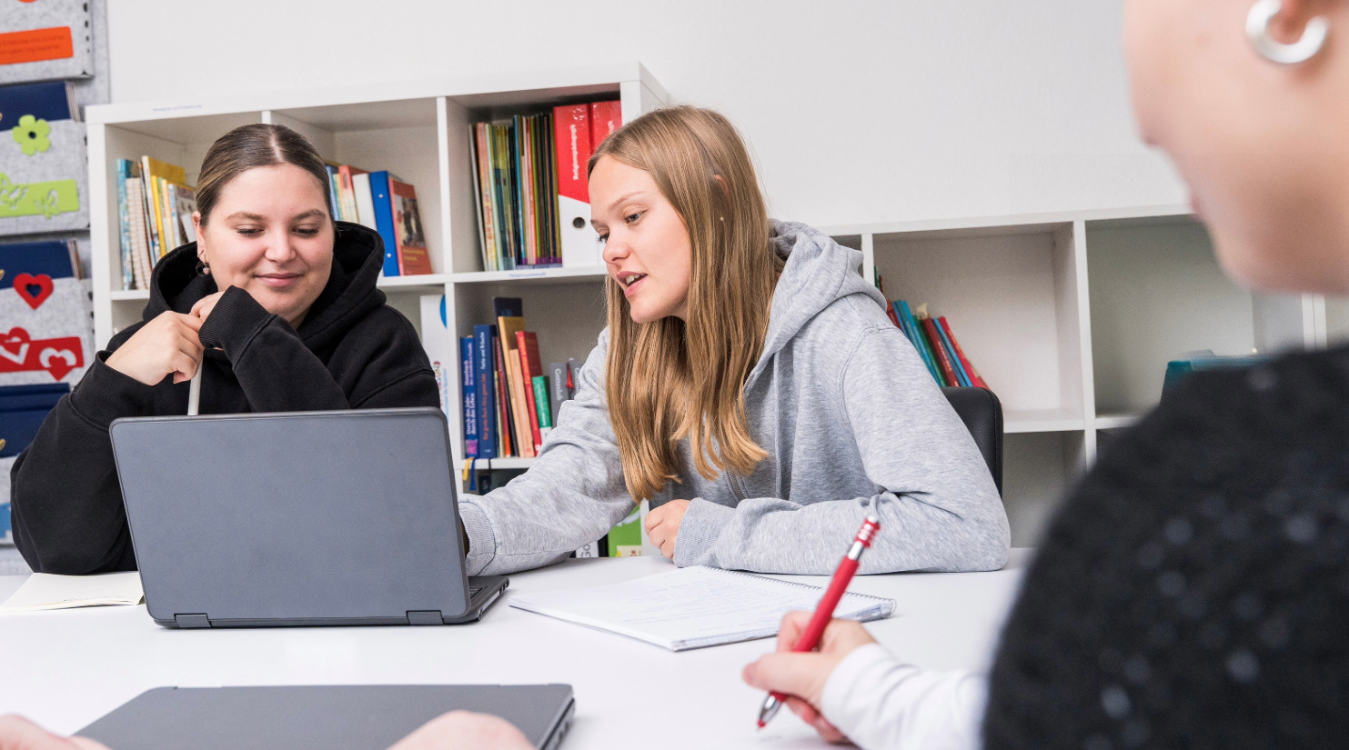 Zwei Mitarbeiterinnen sitzen am Laptop