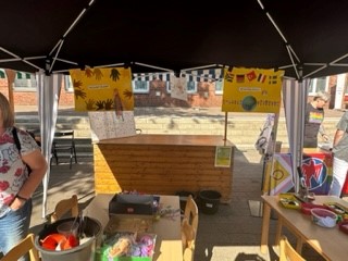 Stand auf Fest mit Plakaten