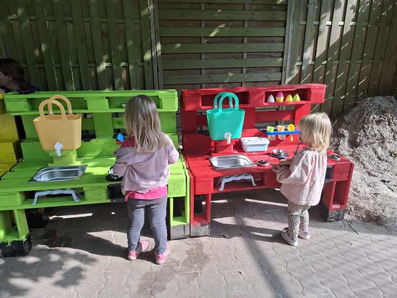Kinder stehen an Matschküche 