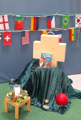 Kreuzkoffer und Länderflaggen