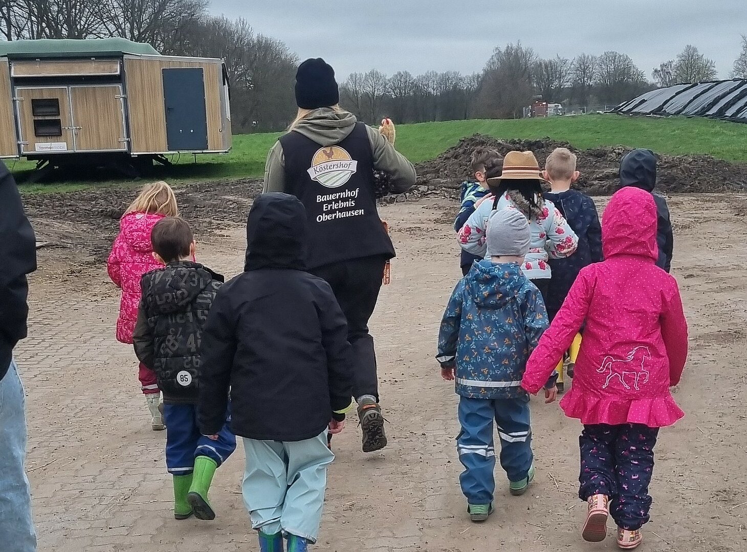 Kinder laufen über Bauernhofgelände