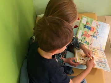 Kinder lesen ein Buch