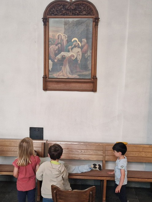 Kinder entdecken den Kirchraum