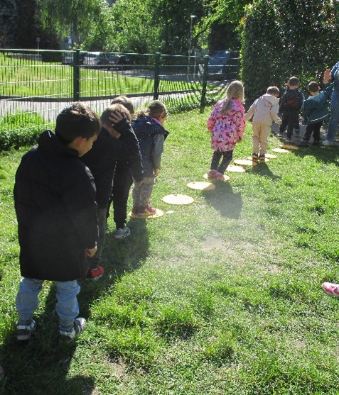 Kinder laufen wie Ameisen