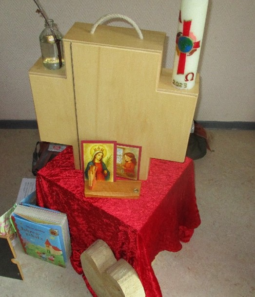 Kreuzkoffer und Kerze