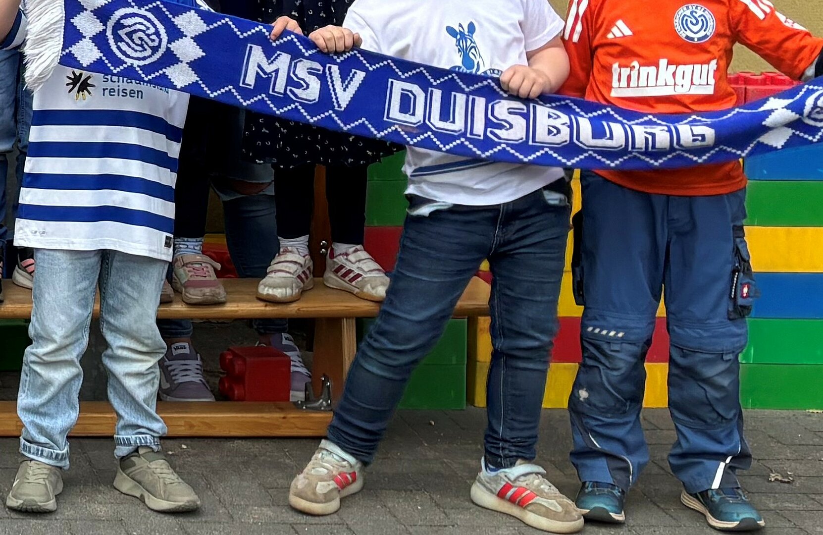 Kinder zeigen MSV-Fanartikel 