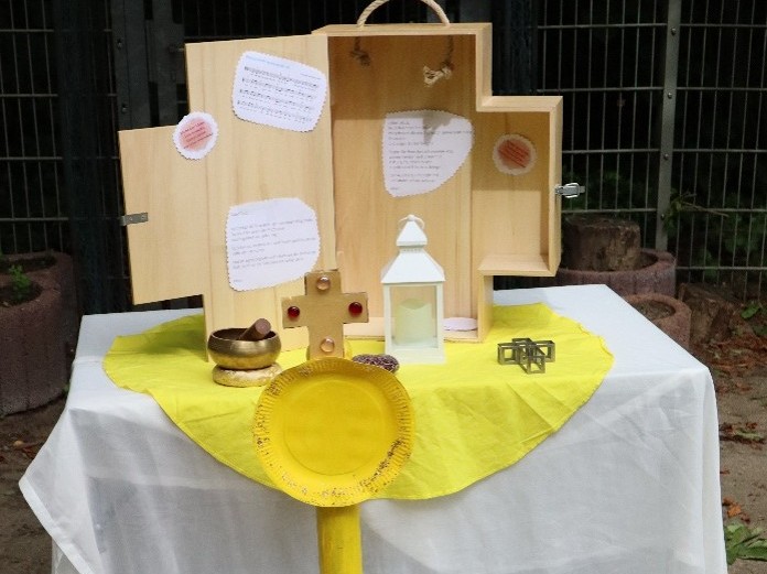 Kreuzkoffer, Altar und Monstranz