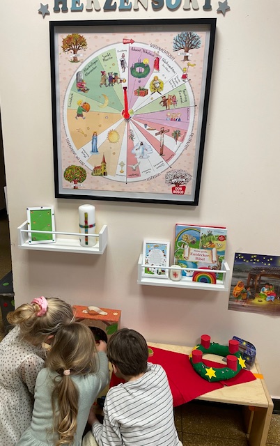 Kinder spielen am Herzensort