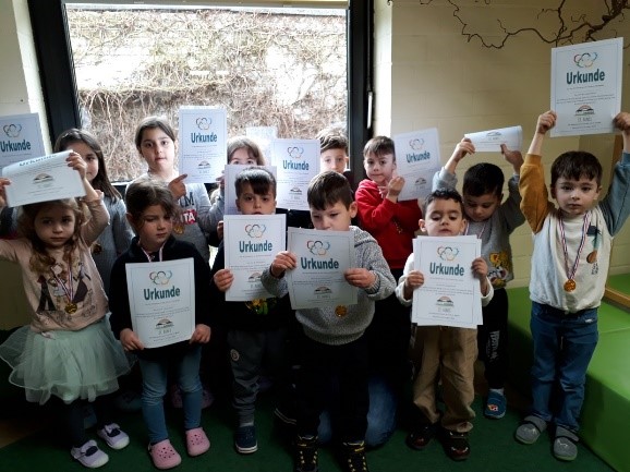 Kinder erhalten eine Urkunde