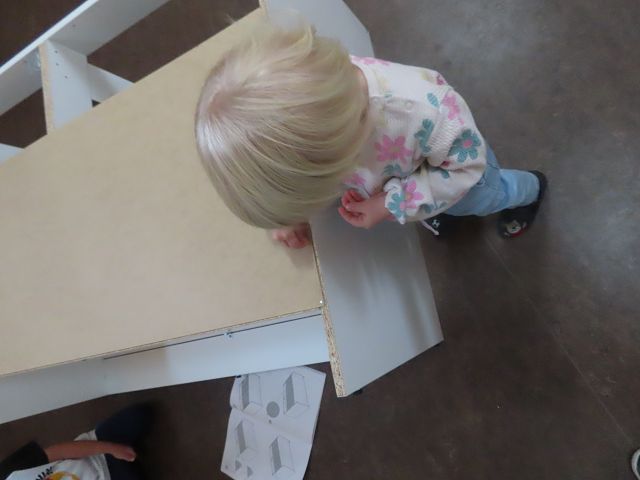 Kind hilft dabei, einen Schrank aufzubauen