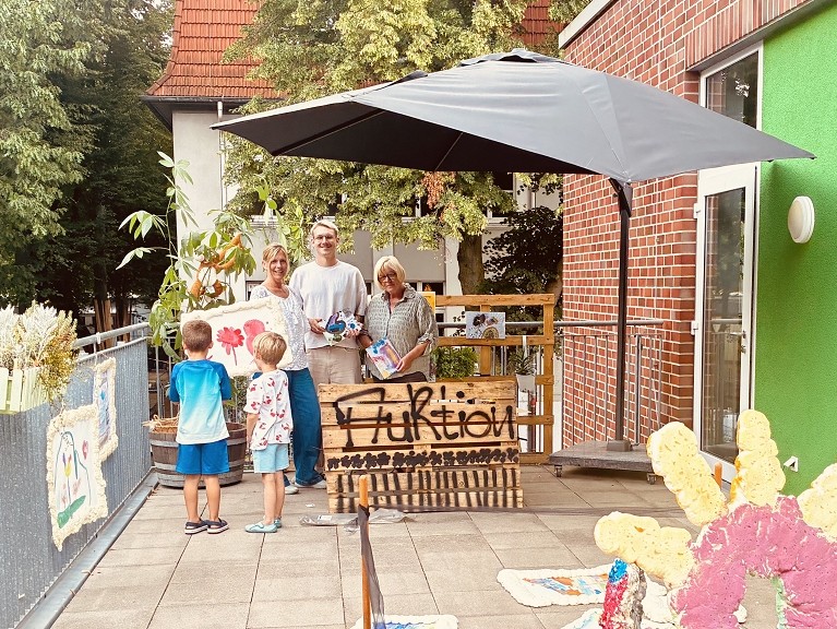Kinder verkaufen ihre selbstgestalteten Kunstwerke