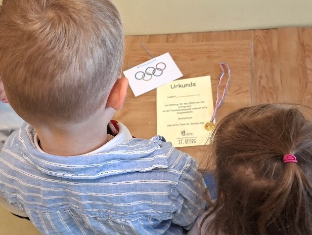 Kinder erhalten Urkunde