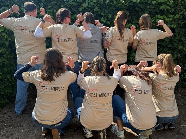 Gruppenfoto KiTa-Team mit Logoshirts