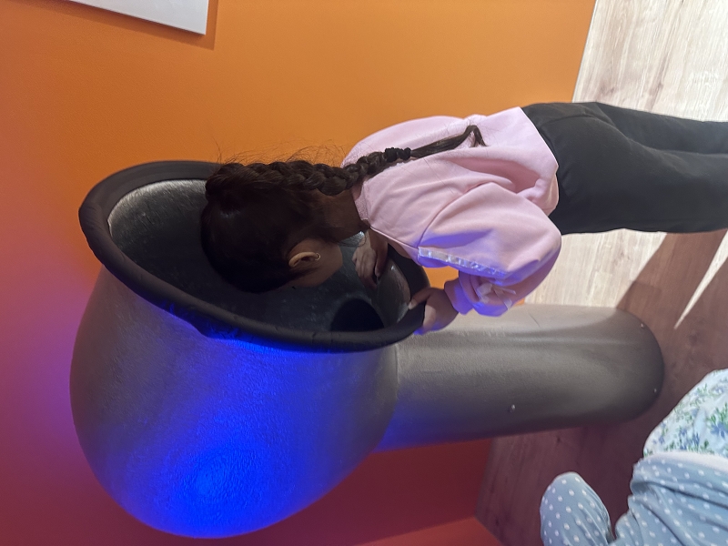 Kinder spielen im U-Boot
