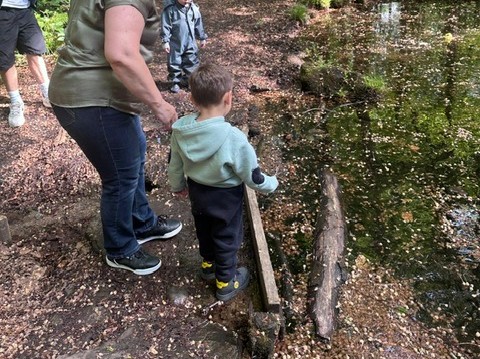 Kind spielt im Wald