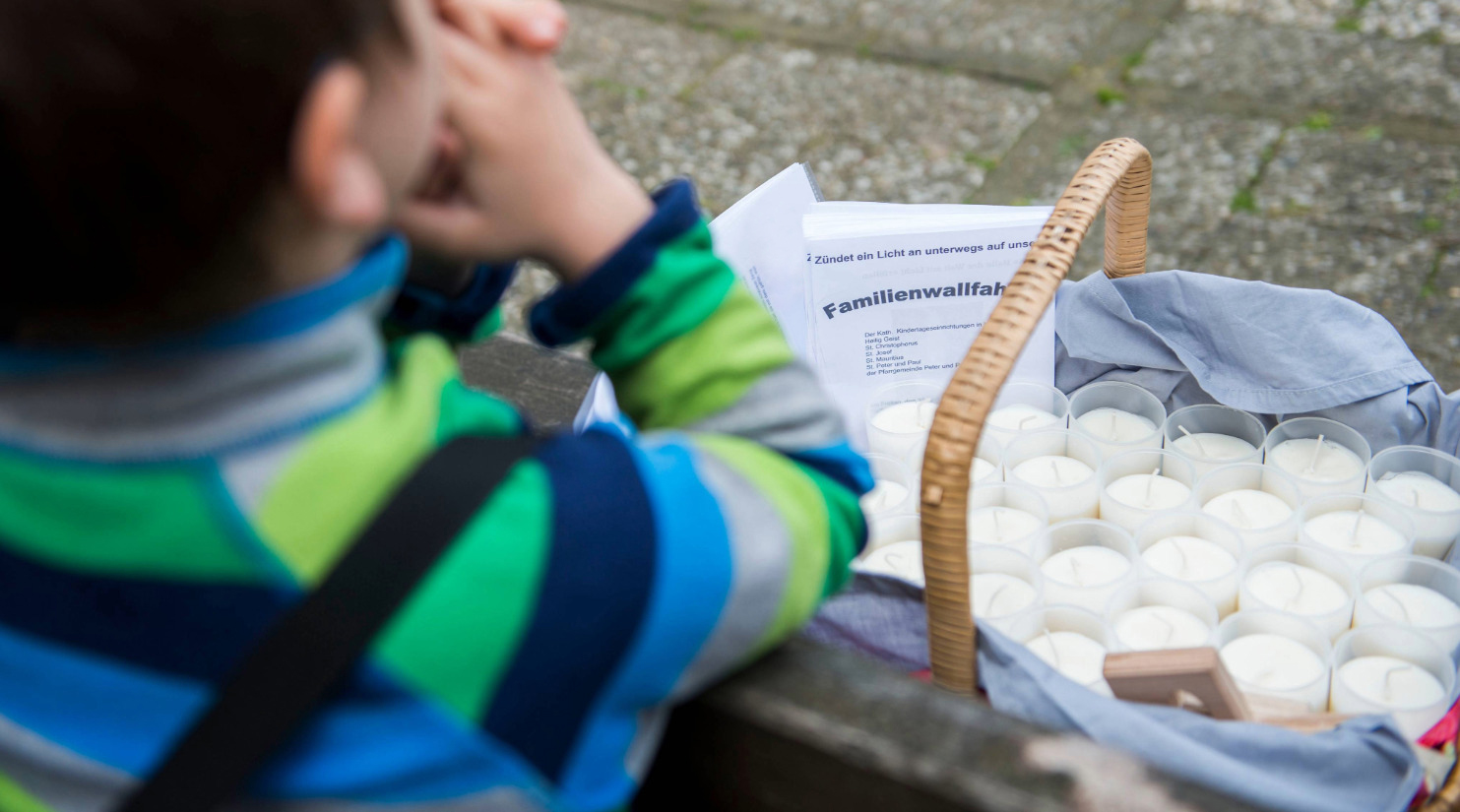 Kind betet auf Familienwallfahrt