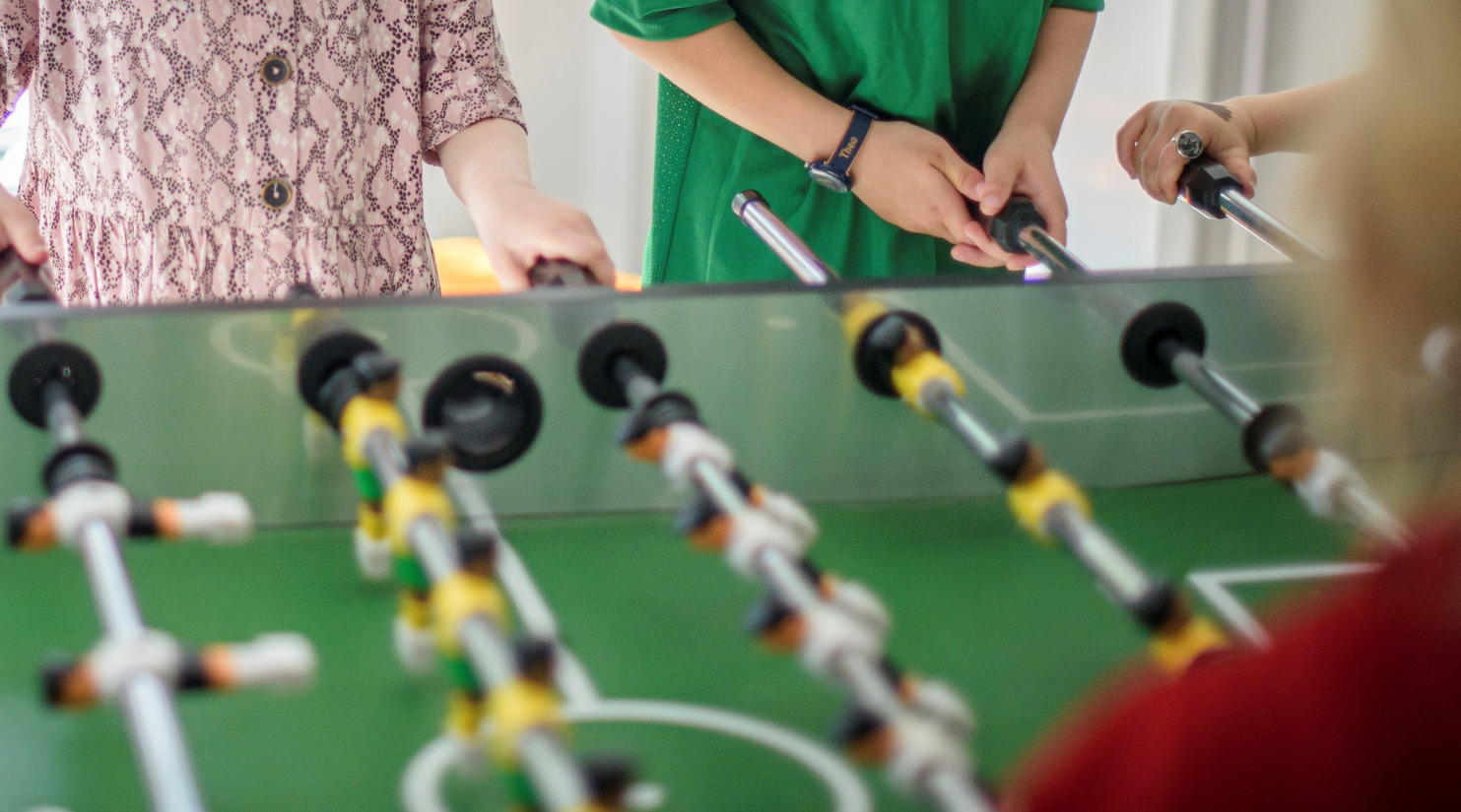 Kinder spielen Kicker