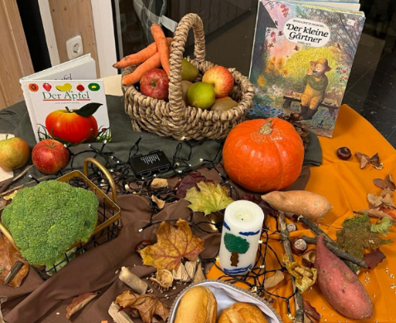 Gabentisch mit Obst, Gemüse und Büchern