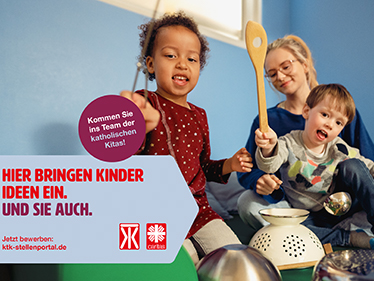 Kinder trommeln mit Löffeln auf Töpfe