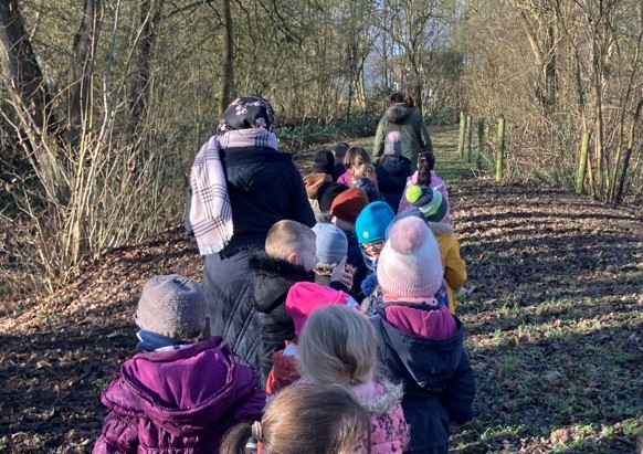 Kinder machen einen Spaziergang